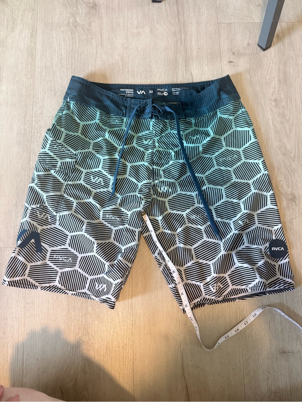 RVCA Men's Hex Stripe Ombre Teal Black Boardshorts Size 32 Quick-Dry